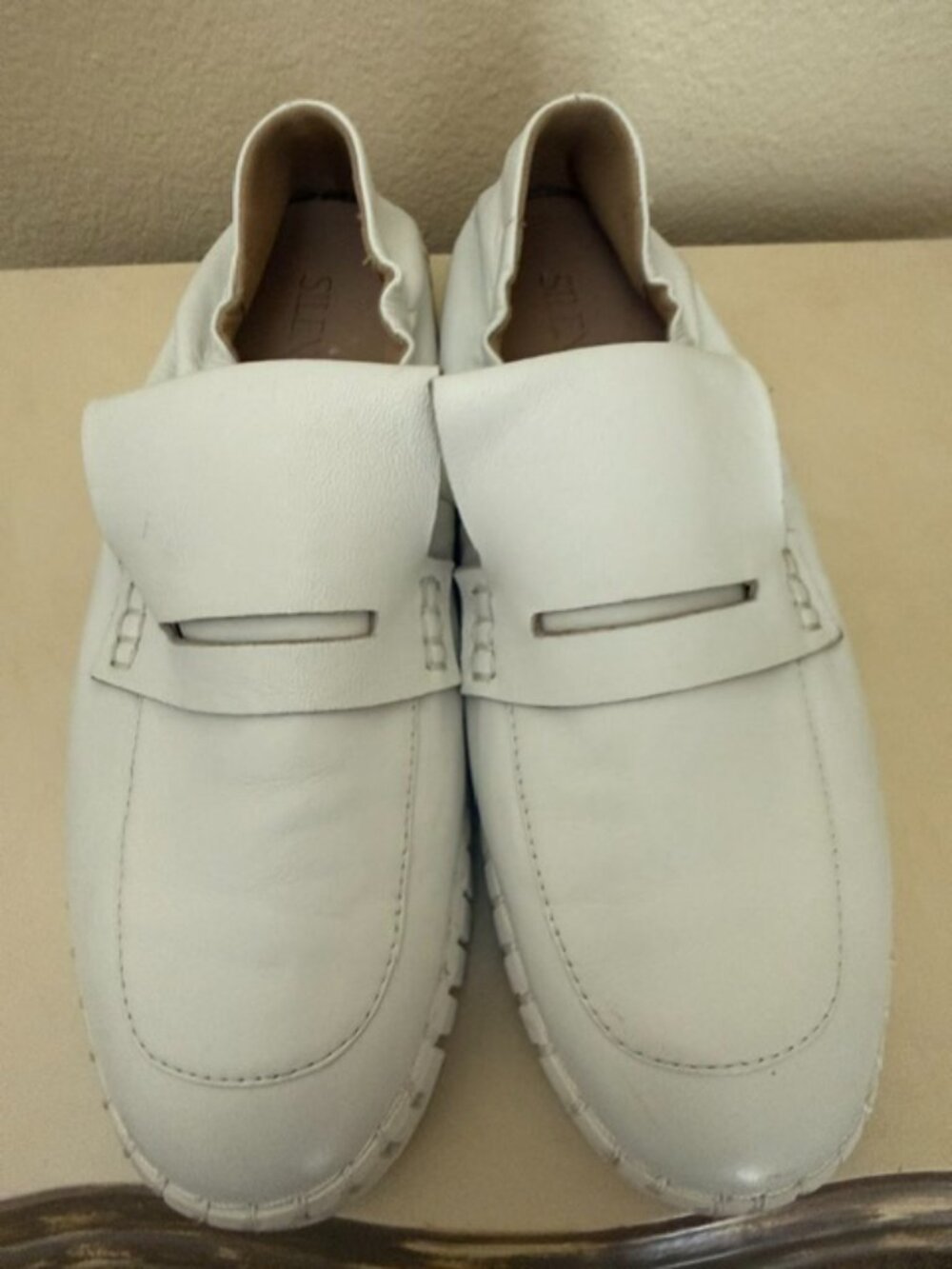 silent d sneakers